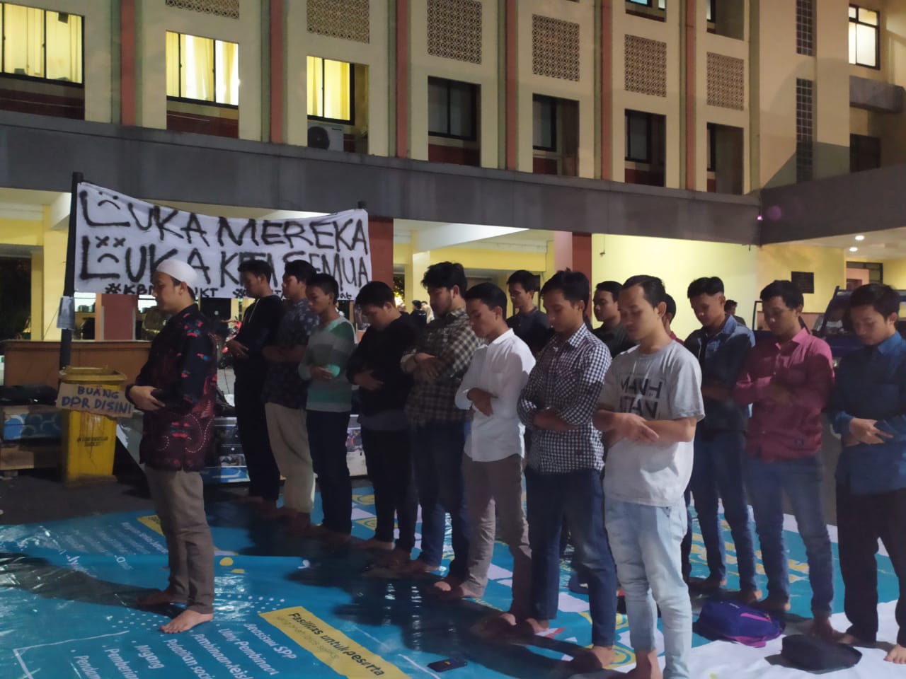 Suasana Keluarga Besar Mahasiswa (KBM) UIN Syarif Hidayatullah Jakarta saat menggelar aksi solidaritas di depan Fakultas Ilmu Tarbiyah dan Keguruan UIN Jakarta, Jalan Ir. H. Juanda, Ciputat, Tangsel, Kamis (26/9/2019).