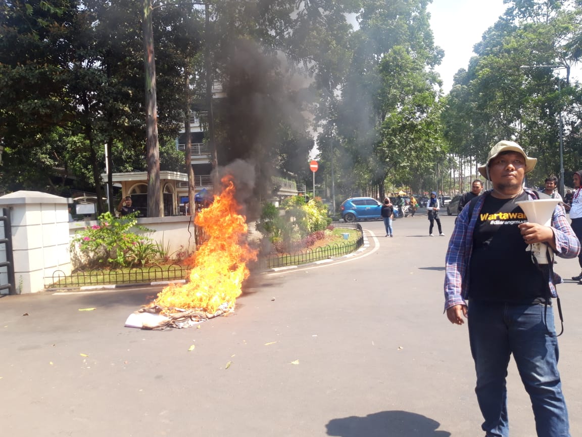 Suasana para Jurnalis yang berunjuk rasa di depan Gedung Pusat Pemerintahan Kota Tangerang.