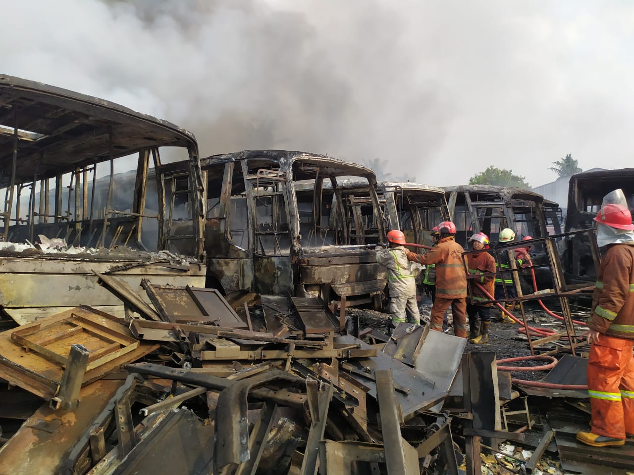 Tampak kebakaran hebat terjadi di pool bus Primajasa di Jalan Raya Jakarta-Bogor, Pondok Cabe Udik, Pamulang.