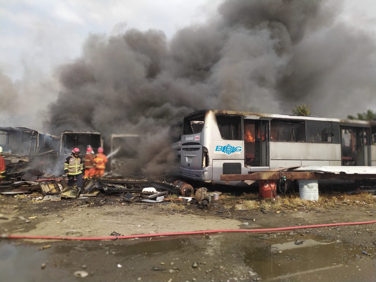 Tampak kebakaran hebat terjadi di pool bus Primajasa di Jalan Raya Jakarta-Bogor, Pondok Cabe Udik, Pamulang.