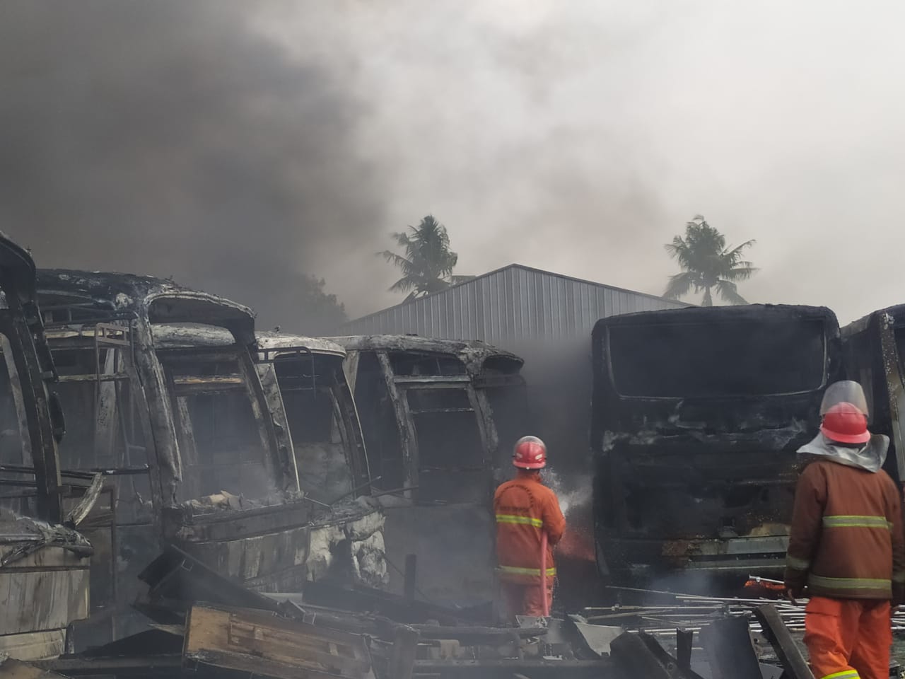 Tampak kebakaran hebat terjadi di pool bus Primajasa di Jalan Raya Jakarta-Bogor, Pondok Cabe Udik, Pamulang.