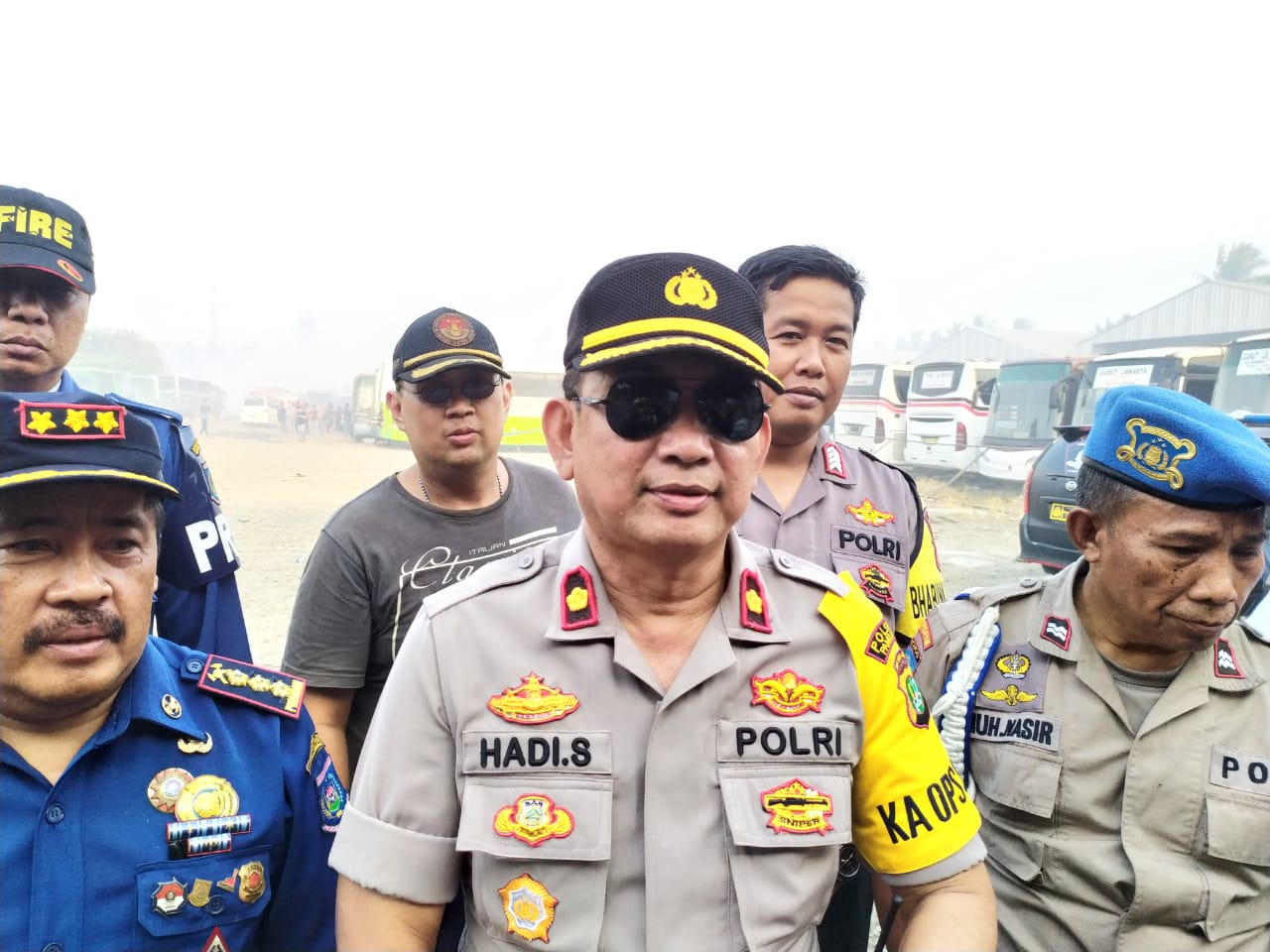 Kapolsek Pamulang Kompol Hady Supriatna saat meninjau tempat kejadian kebakaran di pool bus Primajasa di Jalan Raya Jakarta-Bogor, Pondok Cabe Udik, Pamulang.