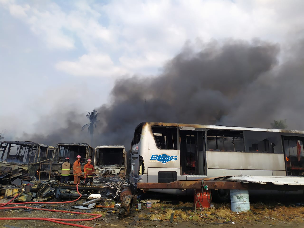 Tampak kebakaran hebat terjadi di pool bus Primajasa di Jalan Raya Jakarta-Bogor, Pondok Cabe Udik, Pamulang.