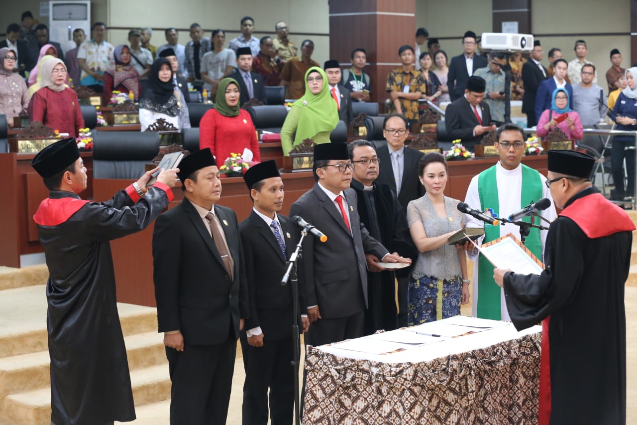 Pelantikan pimpinan Dewan Perwakilan Rakyat Daerah (DPRD) Kota Tangerang Selatan periode 2019-2024.
