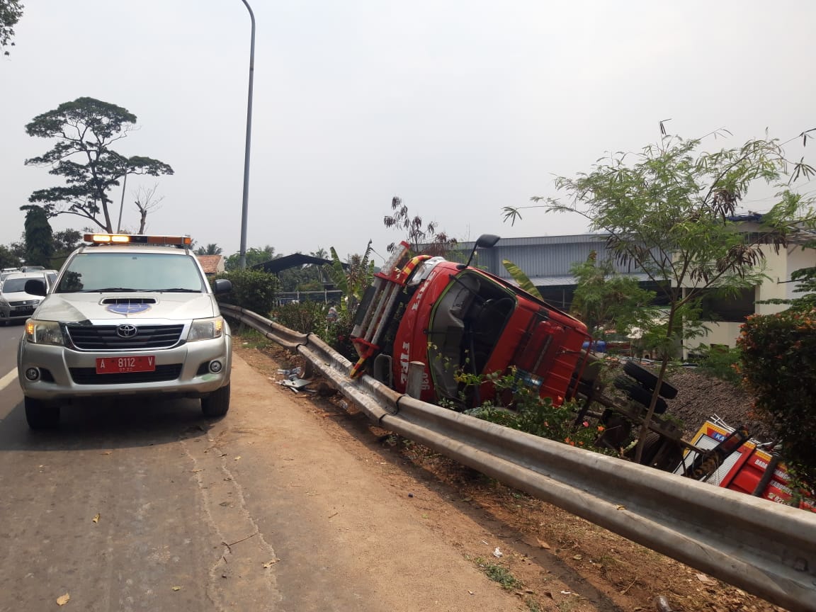 Mobil pemadam kebakaran (damkar) mengalami kecelakaan di pintu keluar Tol Kebon Nanas, Kota Tangerang, Sabtu (28/9/2019).