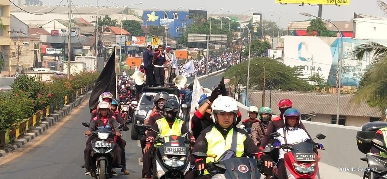Suasana Aliansi Buruh Tangerang Raya saat berdemonstrasi menuju ke Gedung DPR RI, Jakarta, Rabu (2/10/2019).