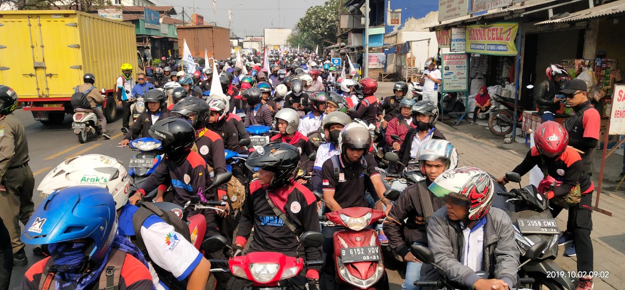 Suasana Aliansi Buruh Tangerang Raya saat berdemonstrasi menuju ke Gedung DPR RI, Jakarta, Rabu (2/10/2019).