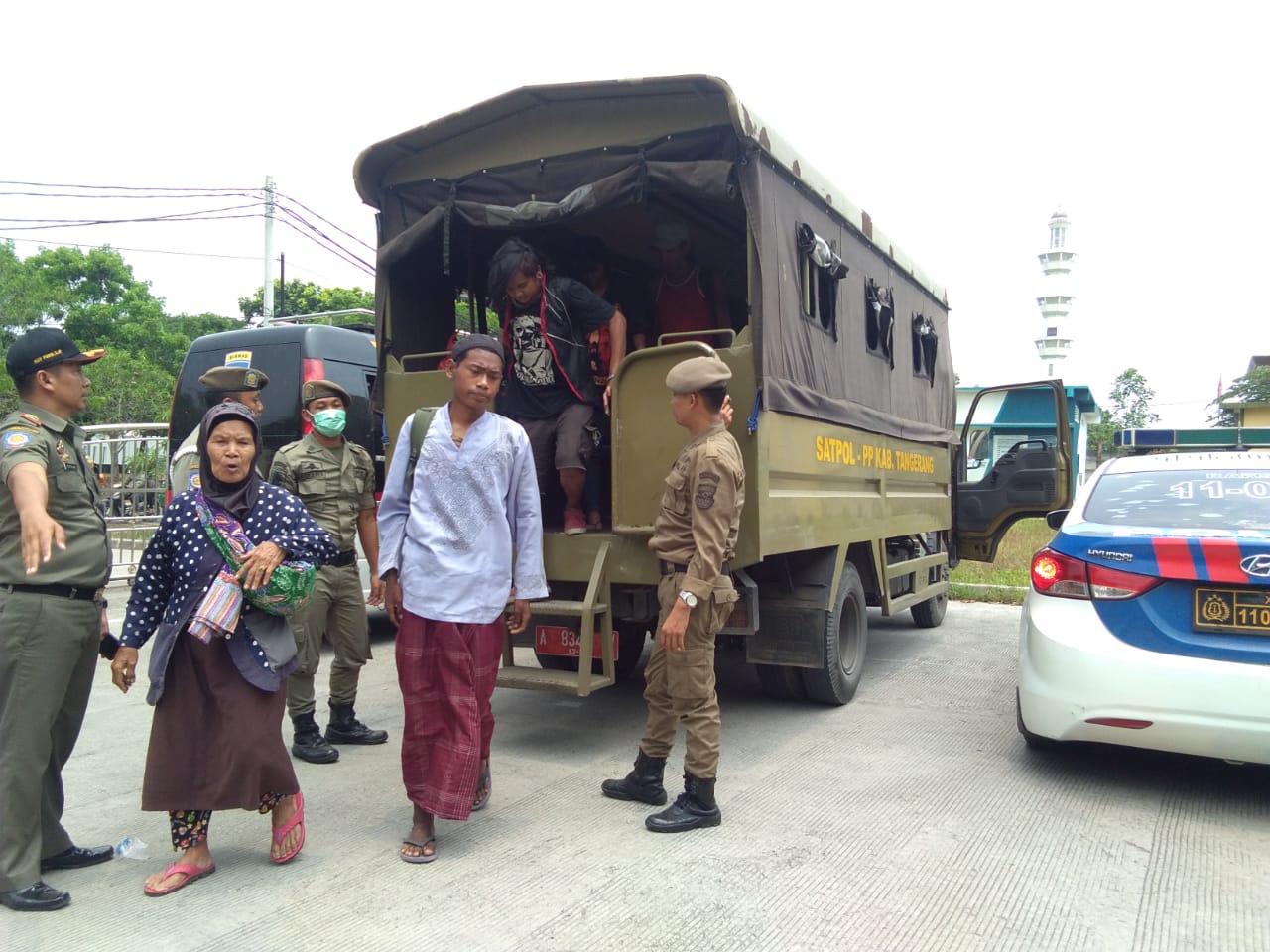 Satuan Polisi Pamong Praja (Satpol PP) Kabupaten Tangerang saat merazia anak punk, PMKS dan ibu-ibu gepeng.