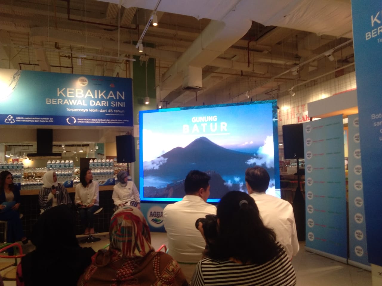 Danone-Aqua menggelar kegiatan Pojok Hidrasi Sehat.di Farmers Market, Sumarecon Mall Serpong (SMS).