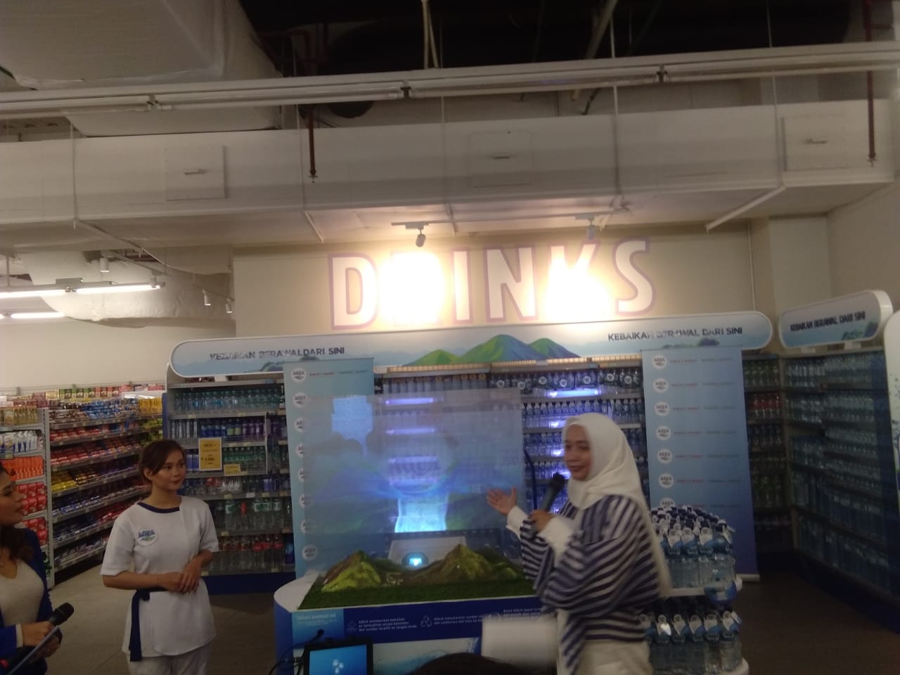 Danone-Aqua menggelar kegiatan Pojok Hidrasi Sehat.di Farmers Market, Sumarecon Mall Serpong (SMS).