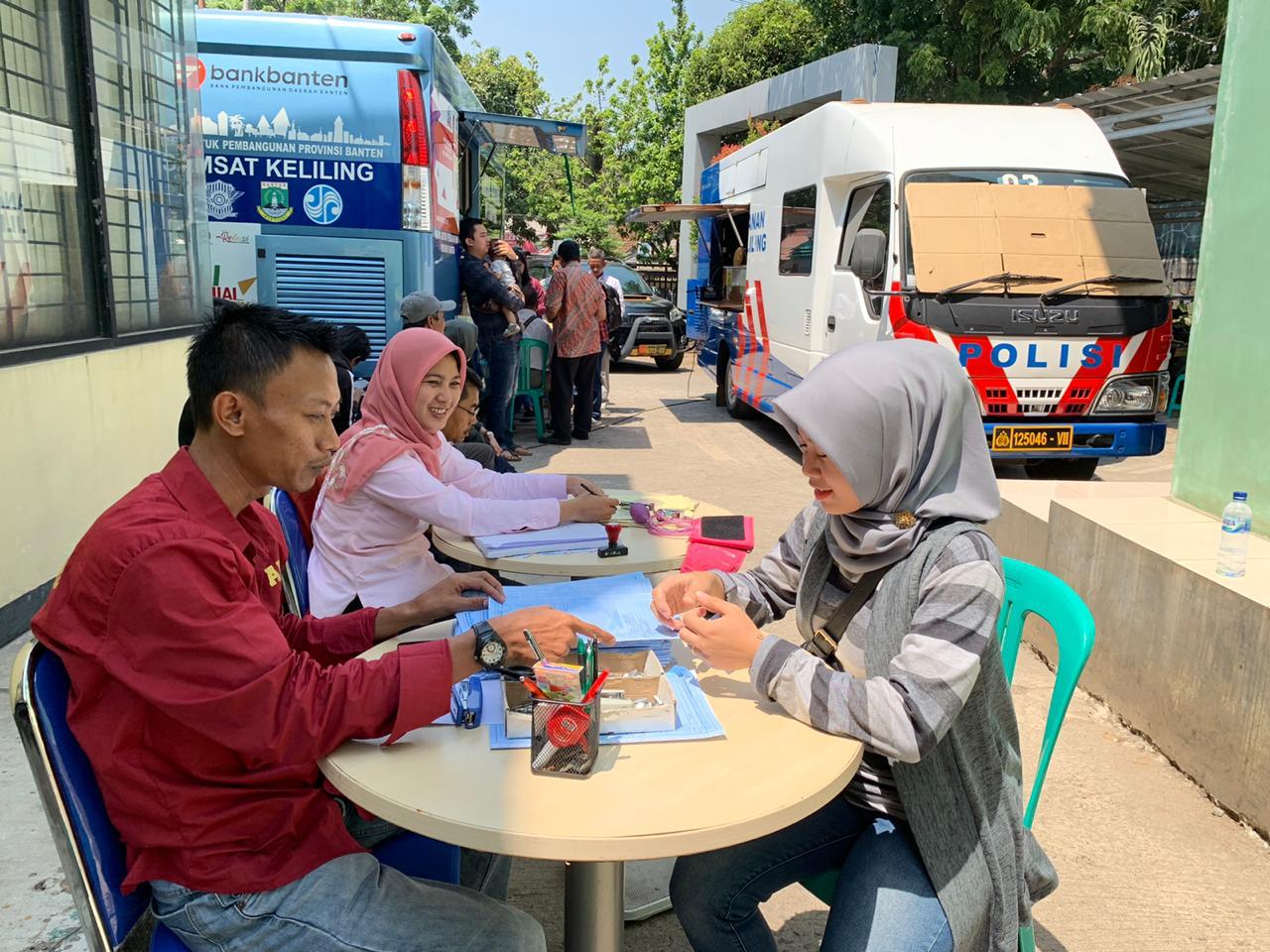 Pelayanan Surat Izin Mengemudi (SIM) dan Samsat keliling di halaman markas Koramil Serpong, Jalan Raya Serpong, Serpong.