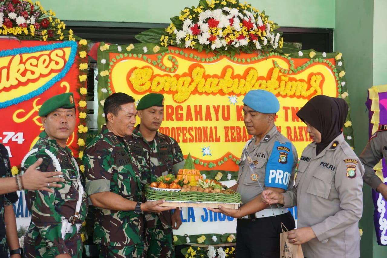 Suasana Polres Tangerang Selatan (Tangsel) saat memberikan kejutan kepada TNI di Markas Kodim 0506 Tangerang dalam memperingati hari jadi TNI ke-74.