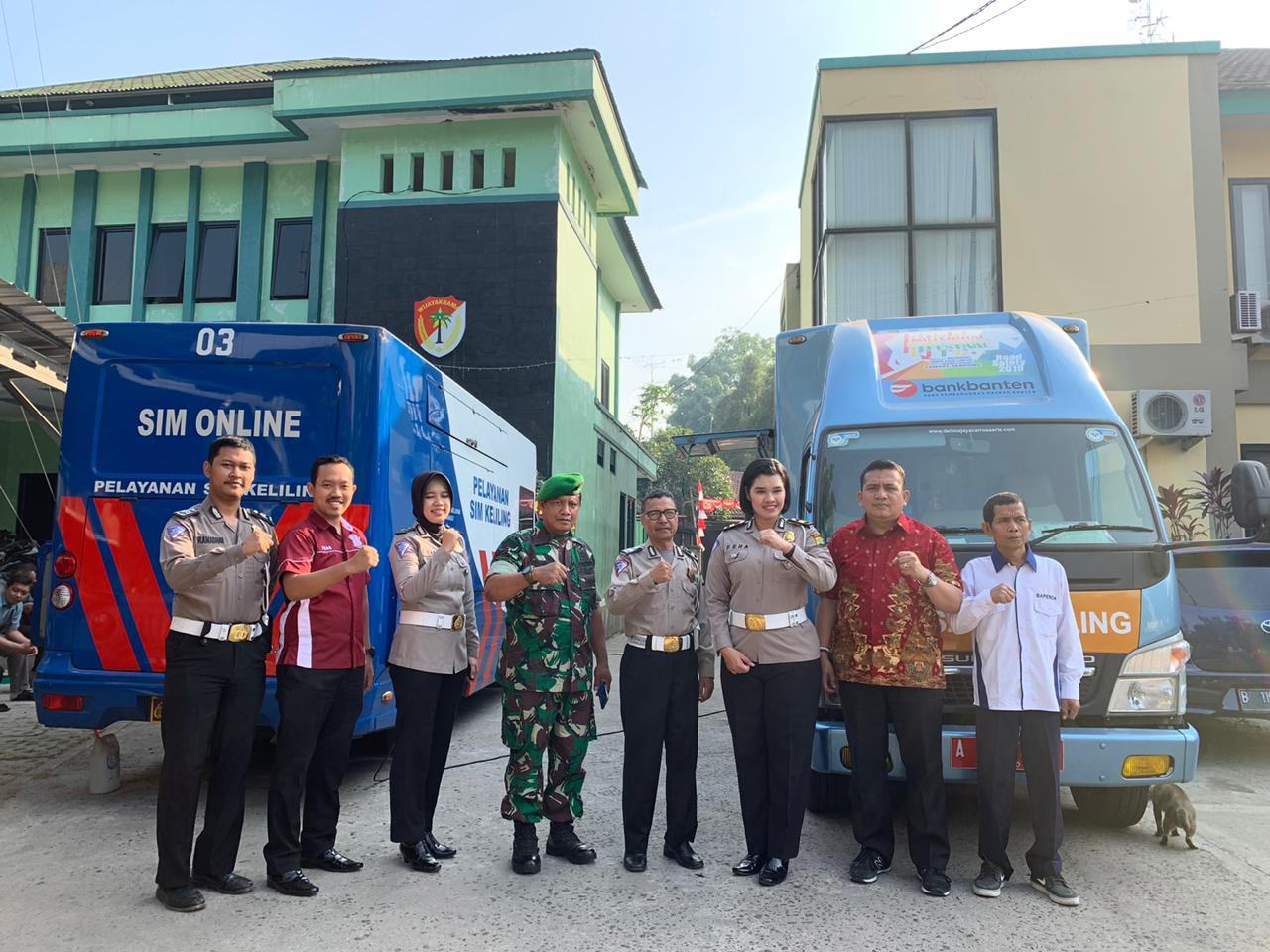 Pelayanan Surat Izin Mengemudi (SIM) dan Samsat keliling di halaman markas Koramil Serpong, Jalan Raya Serpong, Serpong.