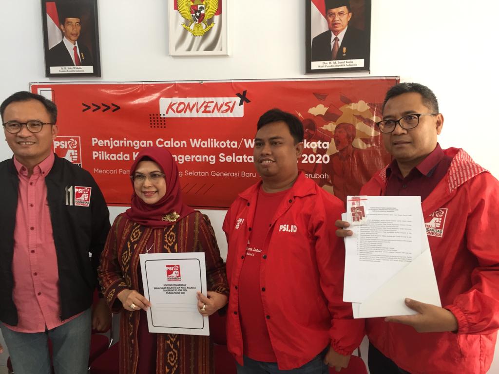 Siti Nur Azizah saat mengembalikan formulir pendaftaran menjadi bakal calon Wali Kota Tangerang Selatan 2020 di kantor sekretariat DPC Partai Solidaritas Indonesia (PSI) Tangsel.