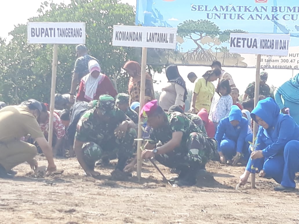 Suasana menanam pohon mangrove di pantai Tanjung Pasir, Teluknaga, Kabupaten Tangerang, Seni (7/10/2019).