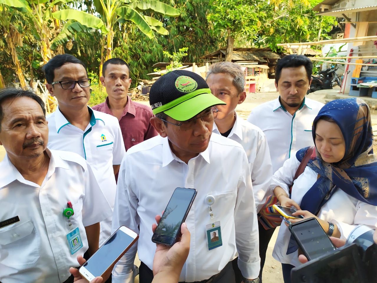 Direktur Utama PT PITS Dudung E Diredja (mengenakan kemeja putih memakai topi) saat memberikan bantuan air bersih kepada warga Koceak.