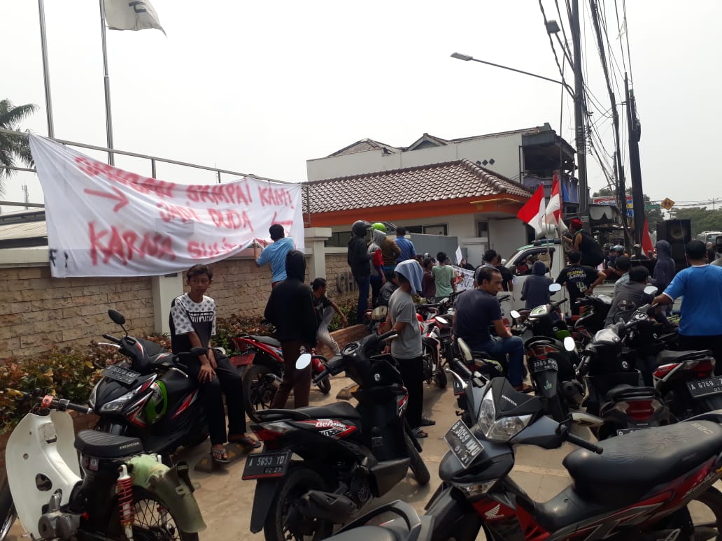 Suasana unjuk rasa di PT Ching Luh Indonesia di Jalan Raya Serang, Km 15, Cikupa, Kabupaten Tangerang, Kamis (10/10/2019).