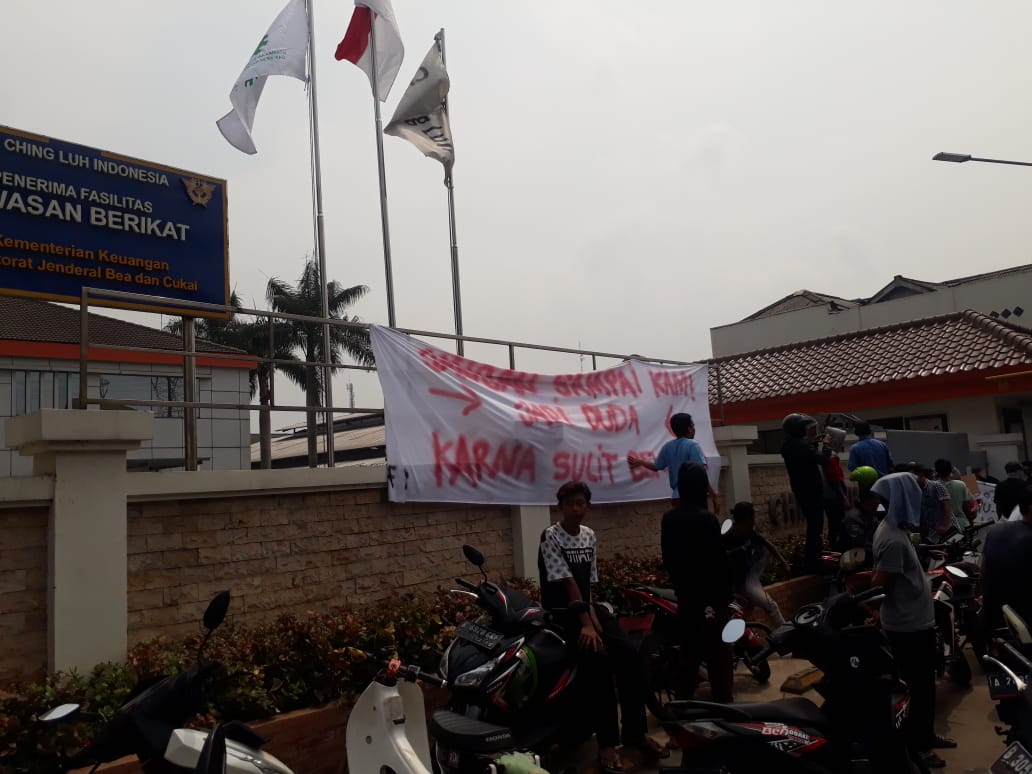 Suasana unjuk rasa di PT Ching Luh Indonesia di Jalan Raya Serang, Km 15, Cikupa, Kabupaten Tangerang, Kamis (10/10/2019).