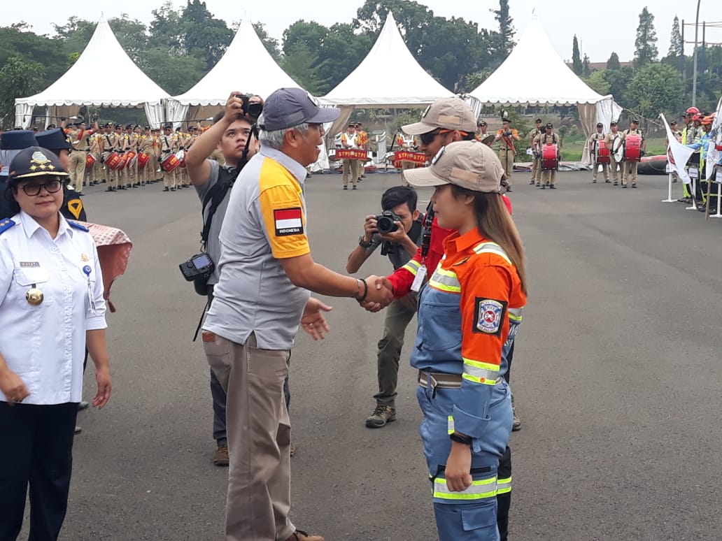 Kepala Sekolah Tinggi Penerbangan Indonesia (STPI) Curug Capt. Novyanto Widadi saat bersalaman dengan personel dalam kegiatan Kompetisi Indonesian Fire and Rescue Competition (IFRC) di Curug, Kabupaten Tangerang.