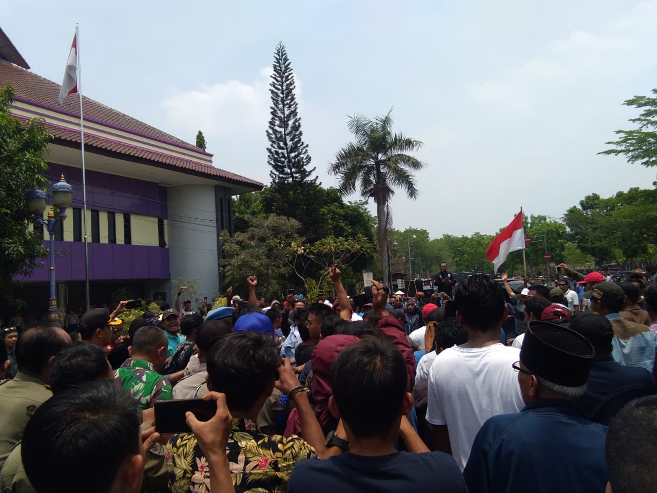 Suasana warga Rawa Rengas, Kecamatan Kosambi, Kabupaten Tangerang yang melakukan unjuk rasa di depan kantor DPRD setempat, Senin (14/10/2019).