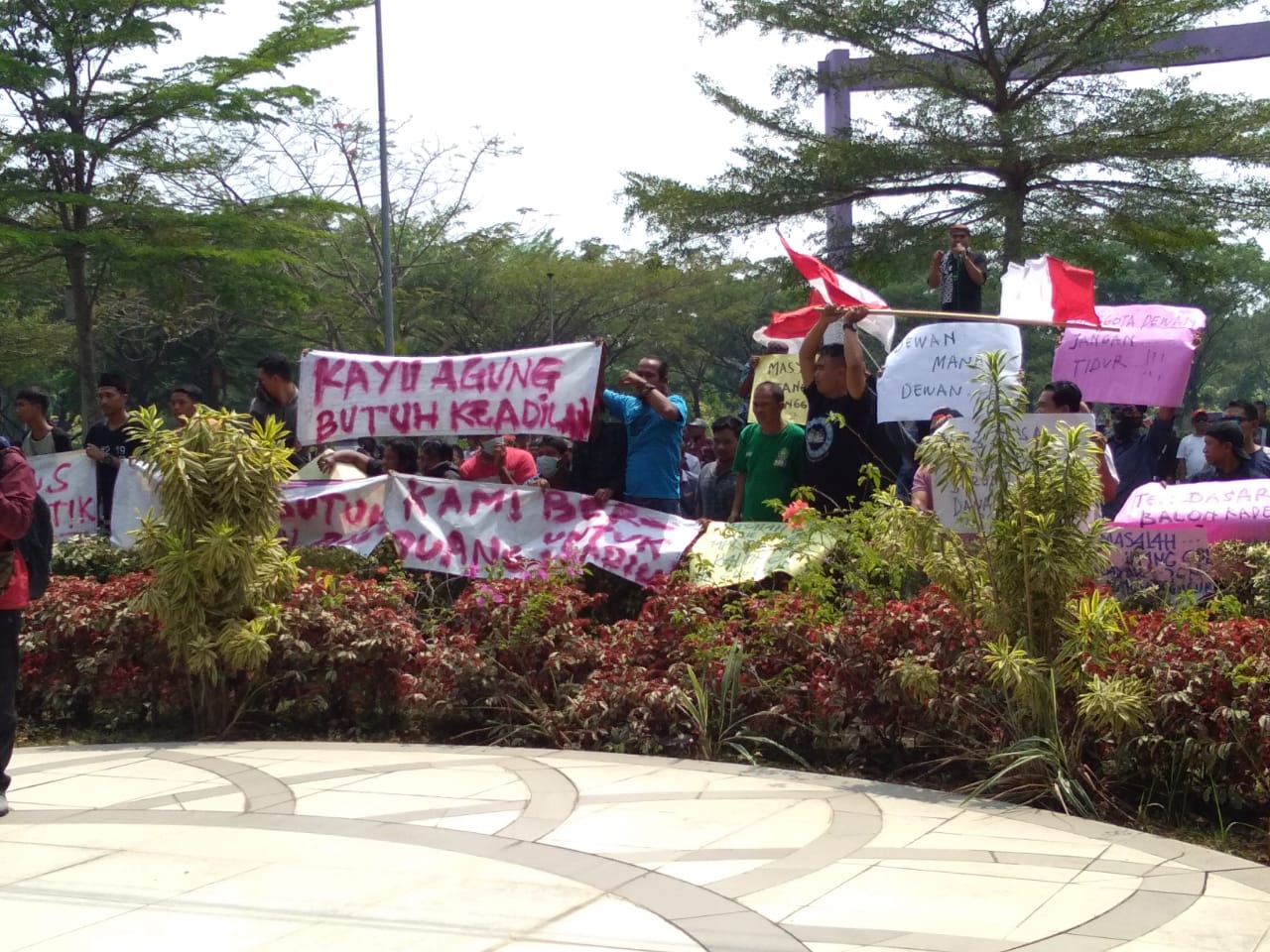 Suasana warga Rawa Rengas, Kecamatan Kosambi, Kabupaten Tangerang yang melakukan unjuk rasa di depan kantor DPRD setempat, Senin (14/10/2019).