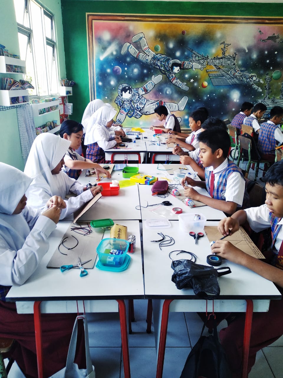 Karya lukisan mural di Sekolah Dasar Negeri (SDN) 03 Pondok Kacang.