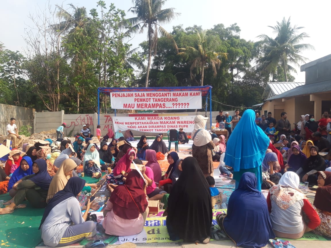 Tampak warga memblokade di Makam Wareng di Koang Jaya, Karawaci, Kota Tangerang, Selasa (15/10/2019).
