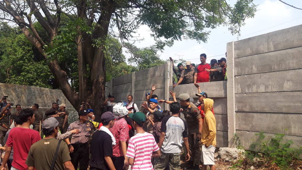 Tampak warga setempat berunjuk rasa di Makam Wareng di Koang Jaya, Karawaci, Kota Tangerang, Selasa (15/10/2019).