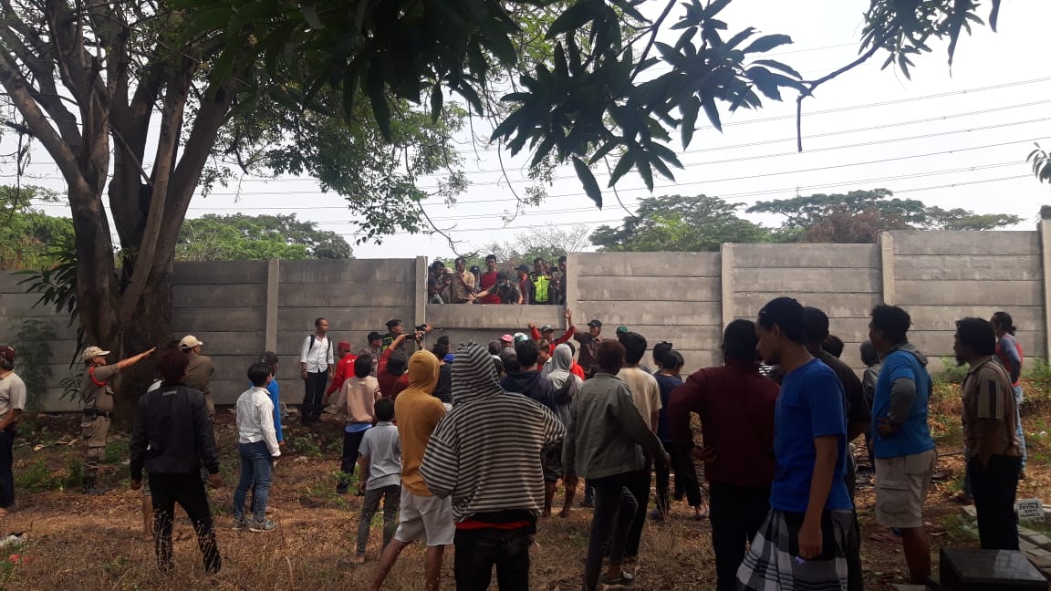 Tampak warga setempat berunjuk rasa di Makam Wareng di Koang Jaya, Karawaci, Kota Tangerang, Selasa (15/10/2019).