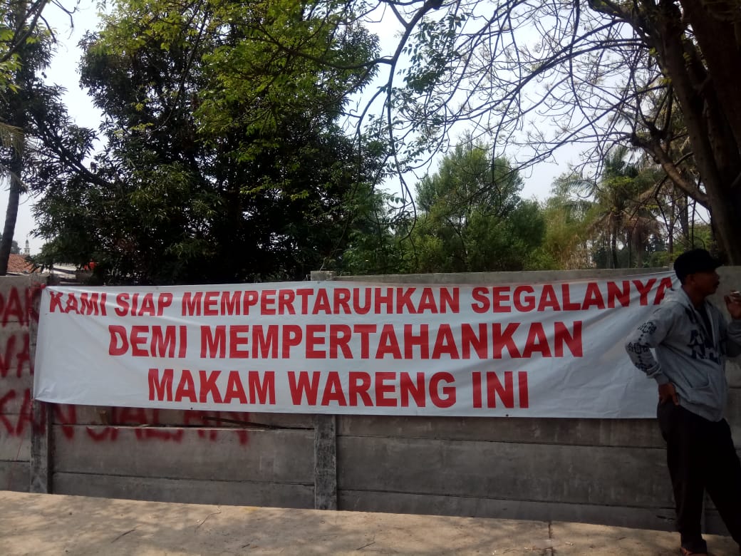 Tampak warga setempat berunjuk rasa di Makam Wareng di Koang Jaya, Karawaci, Kota Tangerang, Selasa (15/10/2019).