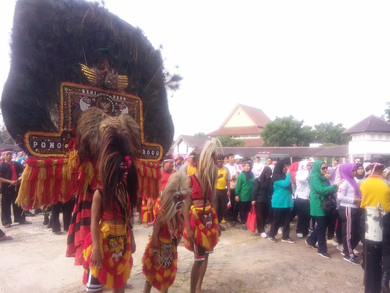 Penampilan Reog Ponorogo dan Tatung dalam kegiatan parade dan senam kebangsaan di Kabupaten Tangerang, Jumat (18/10/2019).