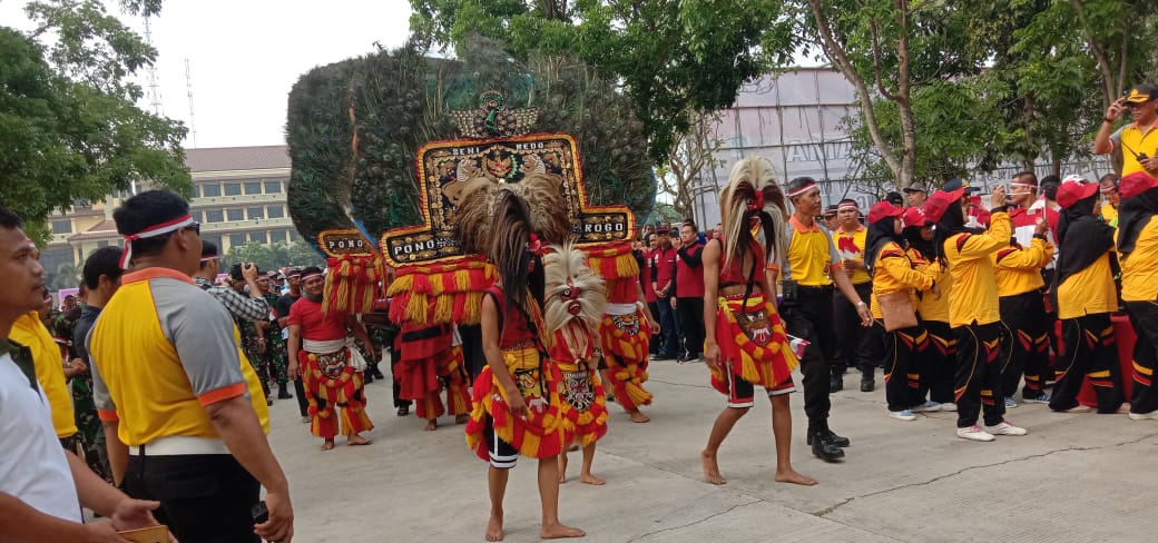 Penampilan Reog Ponorogo dan Tatung dalam kegiatan parade dan senam kebangsaan di Kabupaten Tangerang, Jumat (18/10/2019).