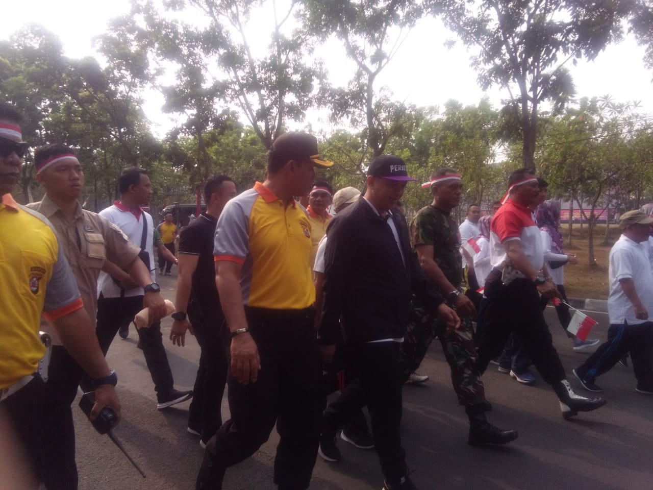 Bupati Tangerang Ahmed Zaki Iskandar dan Waka Polresta Tangerang AKBP Komarudin bersama rombongannya dalam kegiatan parade dan senam kebangsaan di Kabupaten Tangerang, Jumat (18/10/2019).
