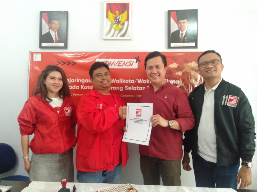 Aktivis antikorupsi, Ade Irawan saat mendaftarkan dirinya sebagai bakal calon (balon) Wali Kota Tangerang Selatan di sekretariat Dewan pimpinan Daerah Partai Solidaritas Indonesia (PSI) di Ruko Cendana Residence, Serua, Ciputat, Sabtu (19/10/2019).