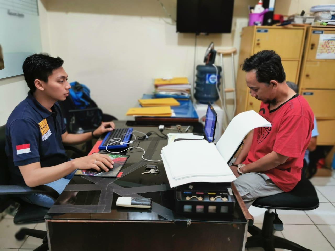 Tersangka berinisial HBP,42, pelaku penggelapan lima unit mobil sewaan di tahan di Polres Tangsel.