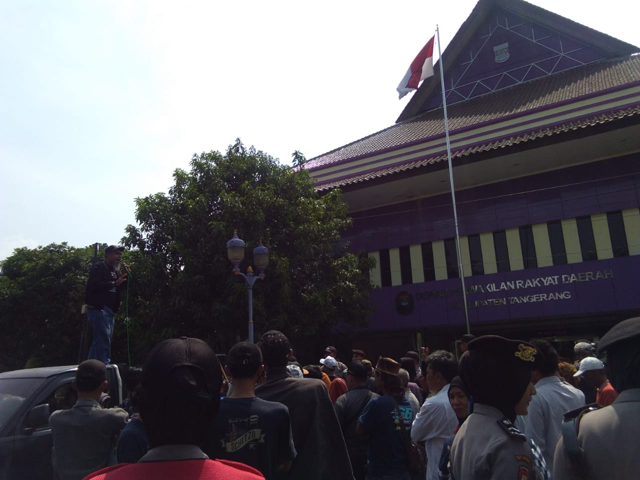 Tampak massa pendukung bakal calon kepala desa yang tidak lolos melakukan demonstrasi di depan kantor DPRD Kabupaten Tangerang.