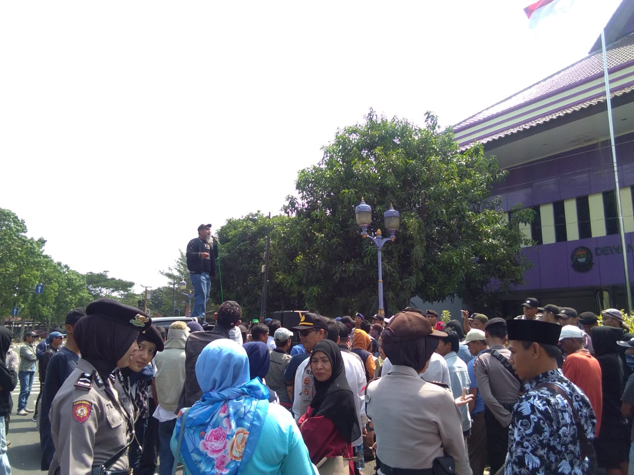 Tampak massa pendukung bakal calon kepala desa yang tidak lolos melakukan demonstrasi di depan kantor DPRD Kabupaten Tangerang.