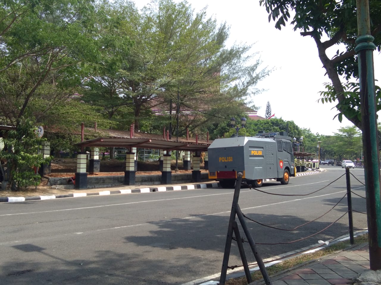 Suasana di depan kantor DPRD Kabupaten Tangerang.