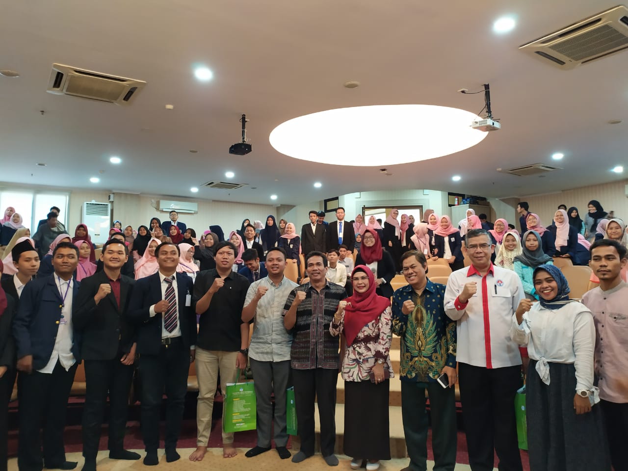 Para narasumber bersama mahasiswa ber-foto bersama dalam Kegiatan Seminar Nasional di Universitas Islam Negeri (UIN) Syarif Hidayatullah Jakarta, Jalan Ir. H. Juanda, Ciputat, Tangsel, Senin (21/10/2019).