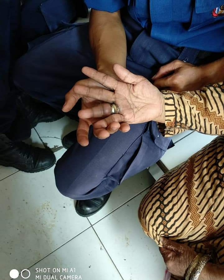 Personil Dinas Pemadam Kebakaran dan Penyelamatan Kota Tangerang Selatan (Tangsel) berhasil melepaskan cincin nenek di jari manisnya.