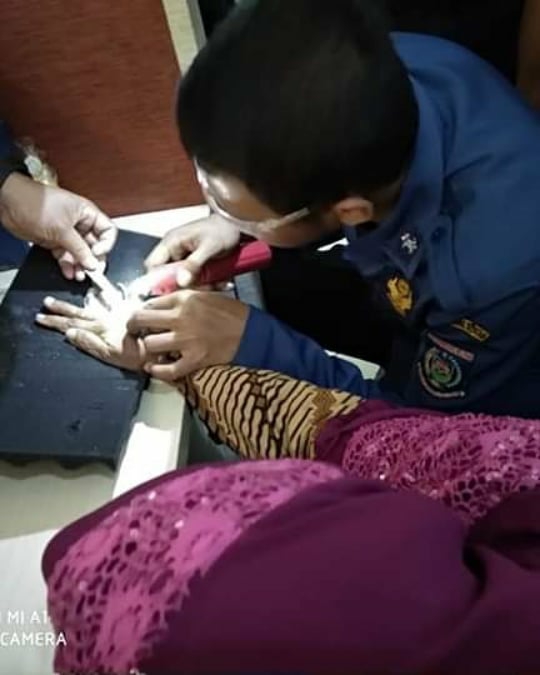 Personil Dinas Pemadam Kebakaran dan Penyelamatan Kota Tangerang Selatan (Tangsel) berhasil melepaskan cincin nenek di jari manisnya.