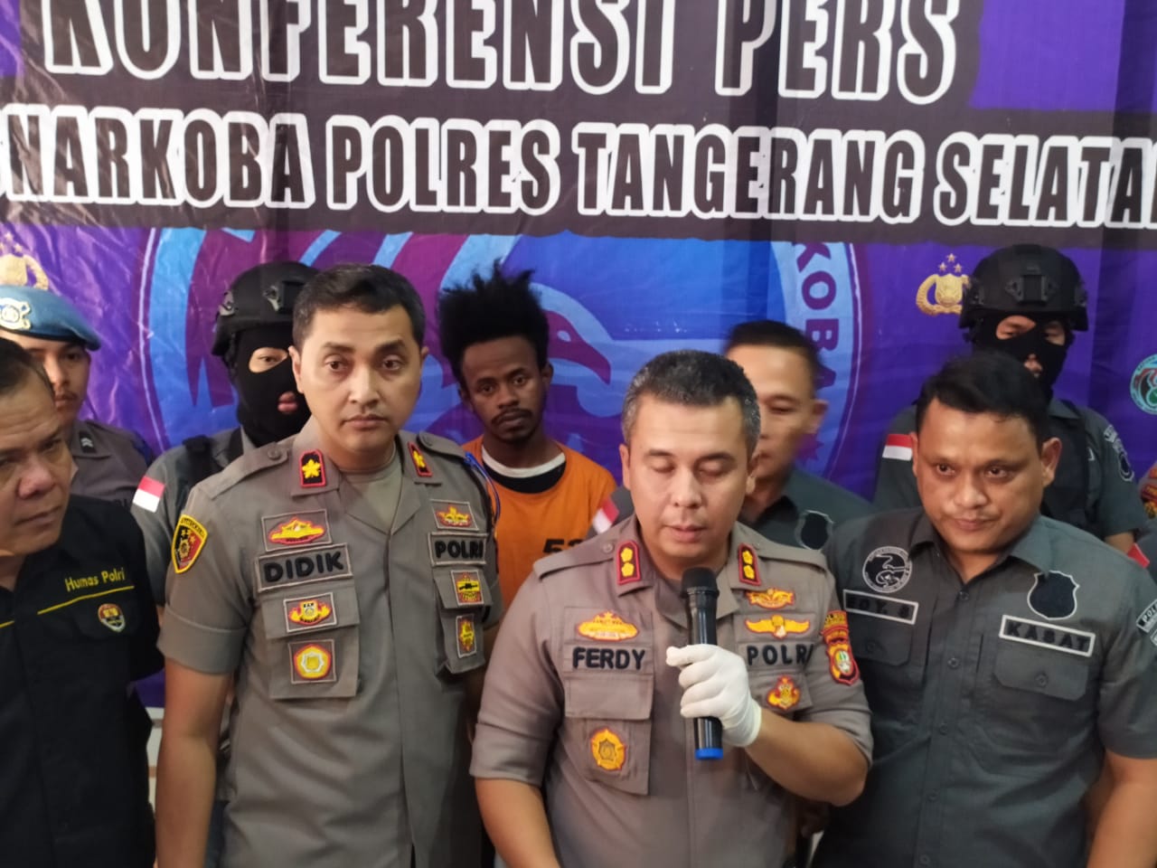 Satuan Narkoba Polres Tangerang Selatan menggelar Konferensi pers pengungkapan pelaku pengedar Narkoba dari tersangka Ibnu Rahim, 19 tahun.