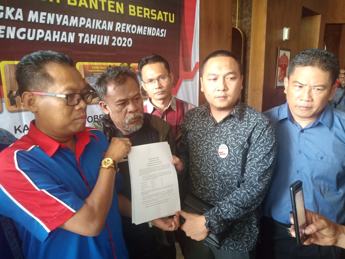 Konferensi pers pimpinan aliansi keluarga besar aliansi buruh Banten bersatu dalam rangka menyampaikan rekomendasi pengupahan tahun 2020.