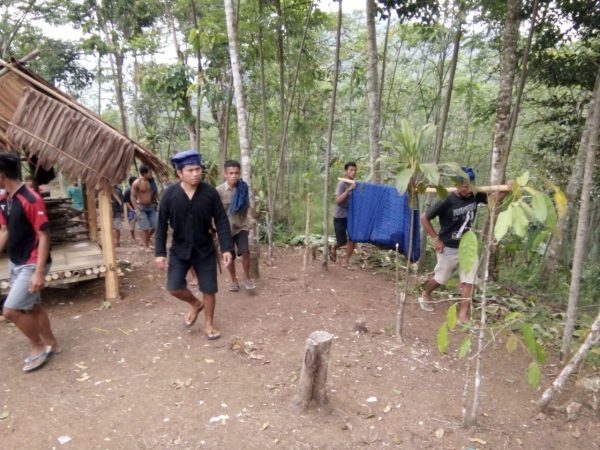 Tampak jenazah para korban yang tewas tenggelam di sungai Ciujung dievakuasi ke Puskesmas Cisimeut oleh Basarnas Banten.	