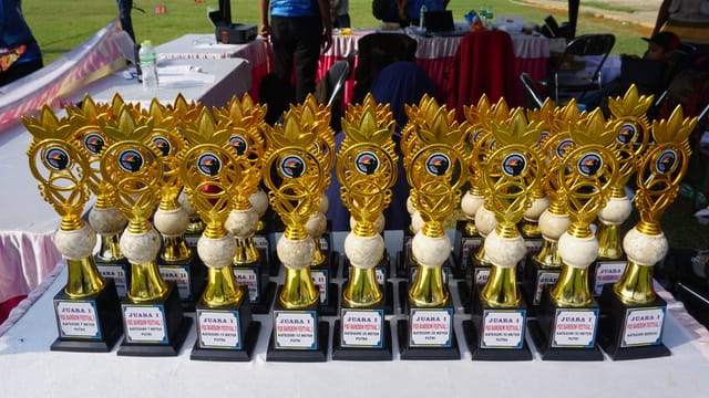 Piala Perlombaan olahraga panahan di Stadion Galapuri, Ciledug.