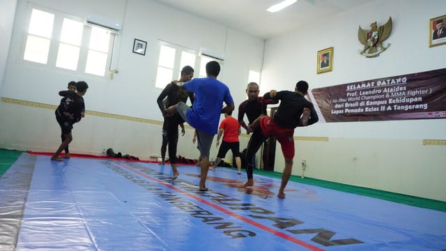 Jiu Jitsu World Champion and MMA Fighter, Prof Leandro Ataides saat berlatih coaching clinic jiu-jitsu dengan mahasiswa di Lapas Pemuda Tangerang, Sabtu (26/10/2019).