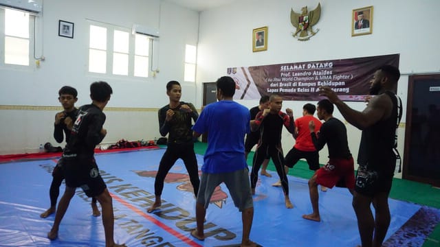 Jiu Jitsu World Champion and MMA Fighter, Prof Leandro Ataides saat berlatih coaching clinic jiu-jitsu dengan mahasiswa di Lapas Pemuda Tangerang, Sabtu (26/10/2019).