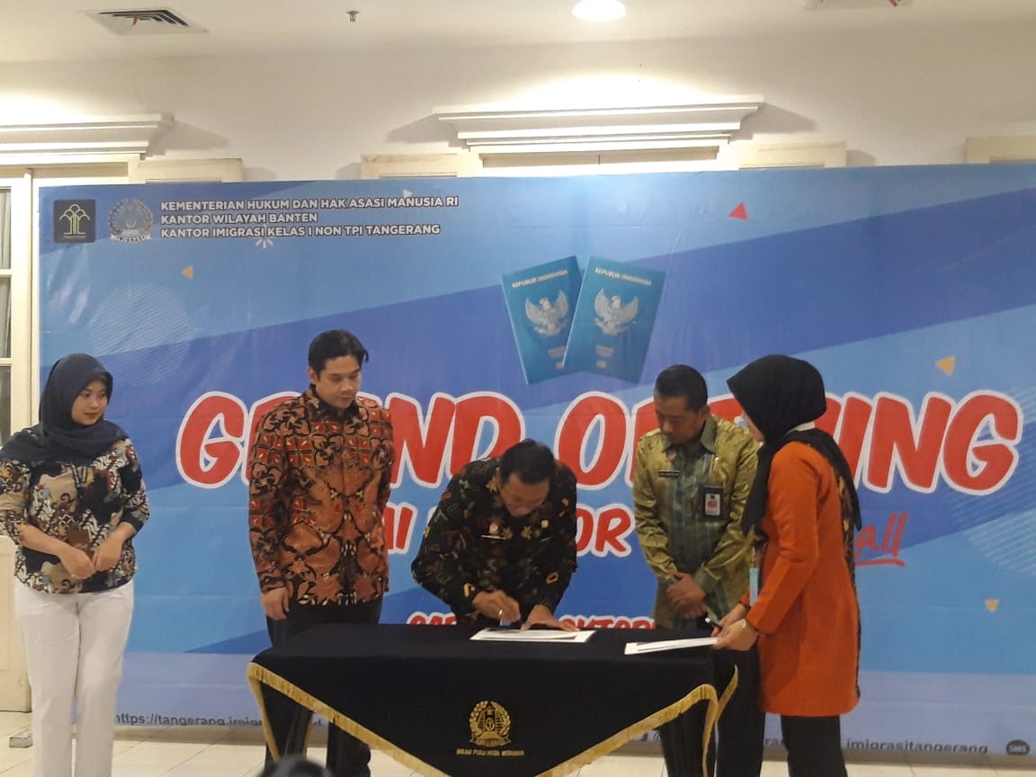 Peresmian Pelayanan Gerai Paspor di area Rame-rame Food Carnival, TangCity Mal, Kota Tangerang, Sabtu (26/10/2019).