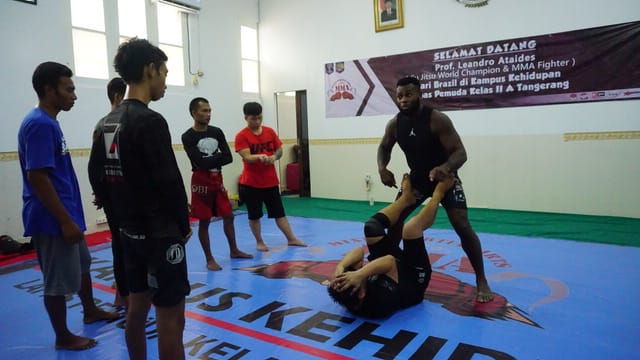 Jiu Jitsu World Champion and MMA Fighter, Prof Leandro Ataides saat berlatih coaching clinic jiu-jitsu dengan mahasiswa di Lapas Pemuda Tangerang, Sabtu (26/10/2019).