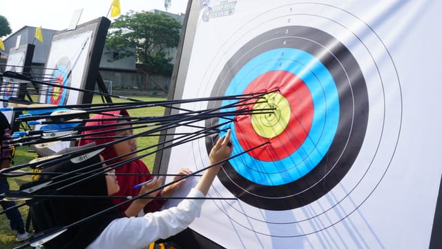 Perlombaan olahraga panahan di Stadion Galapuri, Ciledug.